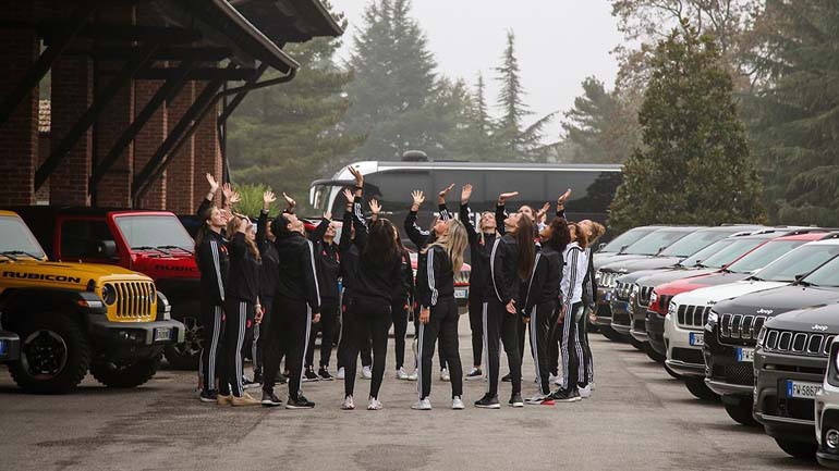 Τα κορίτσια της Γιουβέντους δοκιμάζουν τα μοντέλα της Jeep